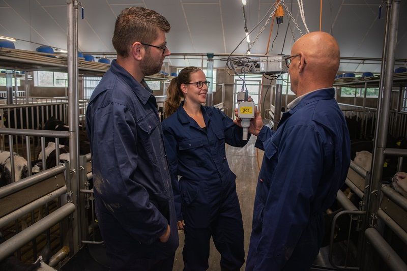 Het Praktijkcentrum Emissiereductie Veehouderij (PEV) test samen met veehouders in de Regio FoodValley haalbare en betaalbare technieken om emissies te reduceren